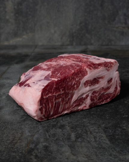 Roher Nacken ohne Knochen vom Iberico-Schwein, stark marmoriert auf einer Schieferplatte präsentiert für Gezer Kunden.