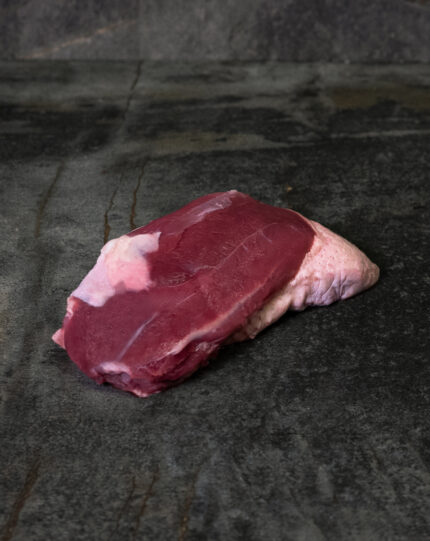 Französische Barbarie Entenkeule (weiblich), küchenfertig auf einer Schieferplatte präsentiert für Gezer Kunden.