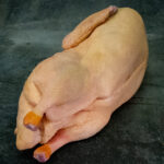 Ganze Ente, küchenfertig präsentiert auf einer Schieferplatte für Gezer Kunden.