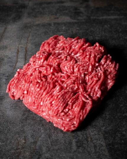 Hackfleisch gemischt - Rind & Schwein, frisch gekörnt auf einer Schieferplatte präsentiert für Gezer Kunden.