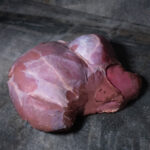 Hirschkeule ohne Knochen, küchenfertig pariert auf einer Schieferplatte präsentiert für Gezer Kunden.