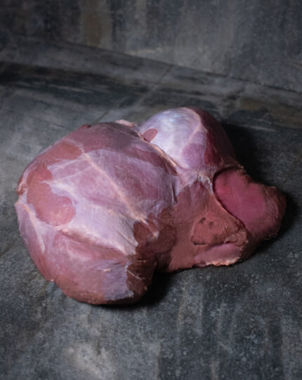 Hirschkeule ohne Knochen, küchenfertig pariert auf einer Schieferplatte präsentiert für Gezer Kunden.