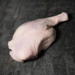 Gänsekeule, küchenfertig präsentiert auf einer Schieferplatte für Gezer Kunden.