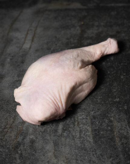 Gänsekeule, küchenfertig präsentiert auf einer Schieferplatte für Gezer Kunden.