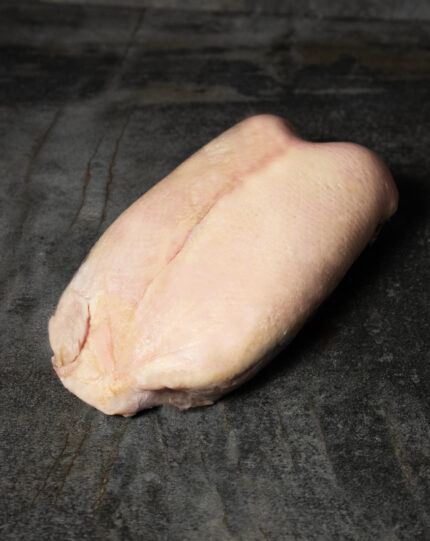 Gänsebrust mit Haut, küchenfertig auf einer Schieferplatte präsentiert für Gezer Kunden.