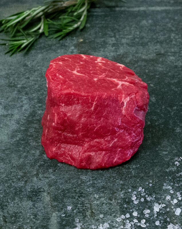 Argentinisches Black-Angus Rinderfilet 4/5, fachgerecht pariert auf einer Schieferplatte präsentiert für Gezer Kunden.