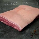 Schweine Bauch ohne Knochen mit Schwarte vac