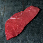 Frische Kalbsschnitzel aus der Kugel, fachgerecht pariert auf einer Schieferplatte präsentiert für Gastronomie-Kunden von Gezer.