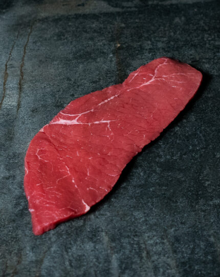 Frische Kalbsschnitzel aus der Kugel, fachgerecht pariert auf einer Schieferplatte präsentiert für Gastronomie-Kunden von Gezer.