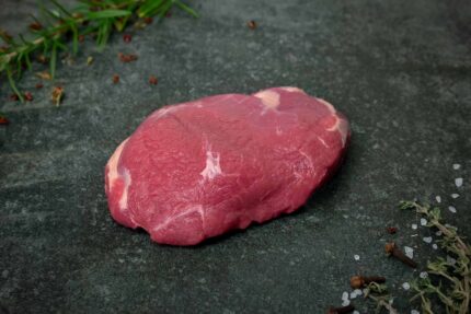 Frische Lammhüfte mit weißem Fettdeckel, präsentiert auf einer Schieferplatte für Gastronomie-Kunden von Gezer.