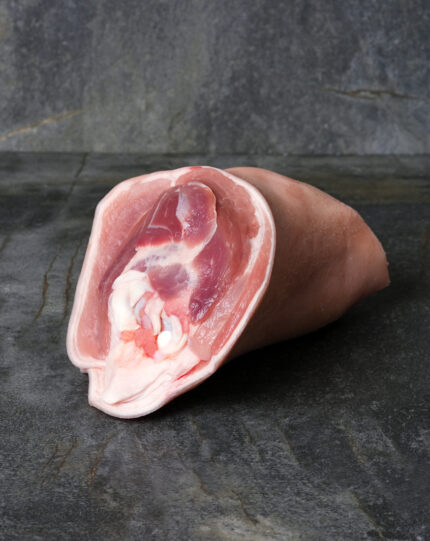 Rohe Duroc Schweinshaxe auf einer dunklen Schieferplatte präsentiert für Gezer Gastro-Kunden.