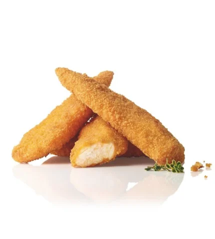 Knusprig paniertes Hühnchenfilet auf weißem Untergrund.