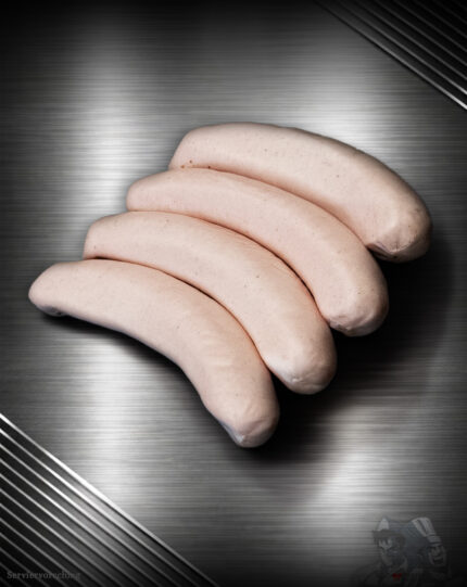 Saftige Berliner Currywurst mit Darm aus regionalem Schweinefleisch auf dunklem