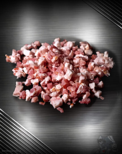 Gewürfelter Speck vom regionalen Duroc-Schwein im Rohzustand mit gleichmäßigem Fett- und Fleischanteil.