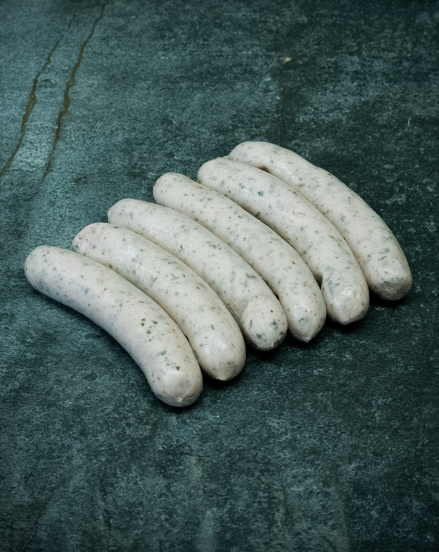 Mini Rostbratwurst aus deutschem Schweinefleisch auf Grillrost