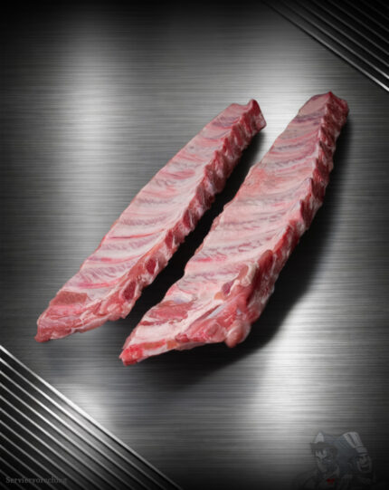 Roh geschnittene Spareribs vom regionalen Duroc-Schwein mit sichtbarer Marmorierung und gleichmäßiger Fleischauflage.