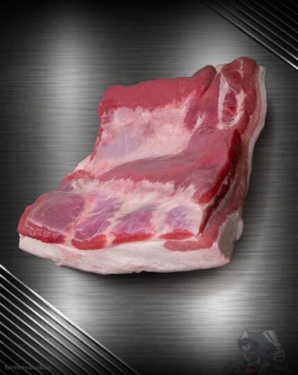 Rohes Stück Schweinebauch vom regionalen Duroc-Schwein mit gleichmäßiger Marmorierung und natürlicher Fleischfarbe