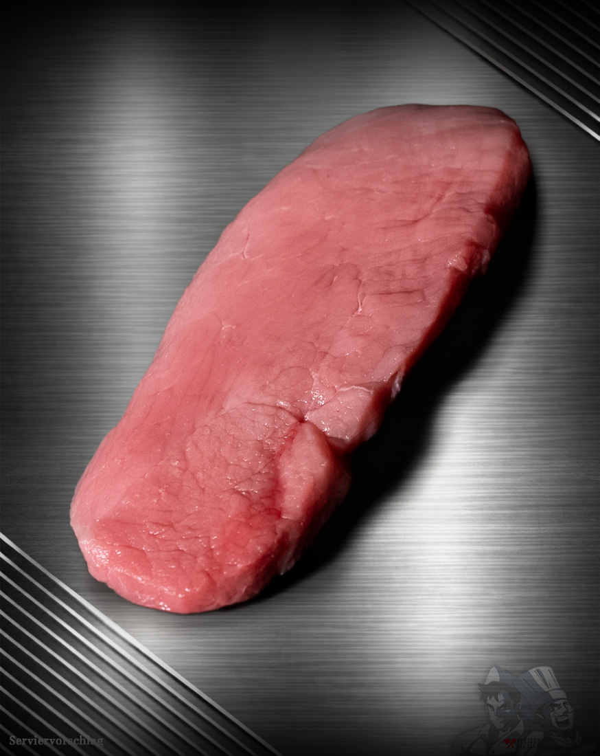 Rohes Schnitzel vom regionalen Duroc-Schwein mit feiner Marmorierung auf neutralem Untergrund.