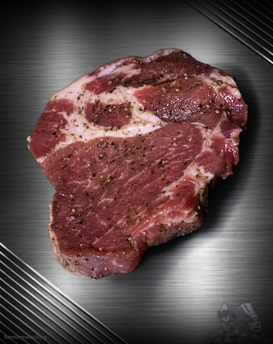 Schweinenackensteak mariniert vom regionalen Duroc Schwein mit sichtbarer Marmorierung und Kräutern im Rohzustand.