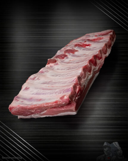 Rohes St. Louis Ribs Rack vom regionalen Duroc-Schwein mit gleichmäßigem Zuschnitt und feiner Marmorierung.